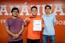 Tres alumnos integrantes de AquaNova, mostrando su diploma de triunfo.