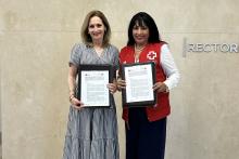 La Rectora y la Presidenta de la Cruz Roja sostienen sus respectivos convenios.