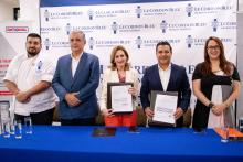 Gloria, Eduardo M., Luis Bernardo y los invitados de RATIONAL, mostrando el acuerdo.