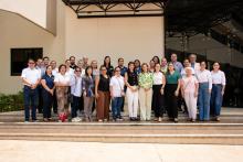 Red filantrópica de la Funcación Fleishman, afuera del auditorio David Gómez.