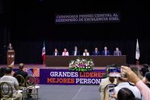 Presidium durante la ceremonia del premio CENEVAL, septiembre 2025.