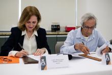 Gloria firma convenio con el hermano de Emilio Benavides.