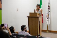 La alumna ganadora del concurso de ensayo, leyendo su trabajo.