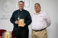 Mons. Yenny y Dr. Fragoso con el libro Ética en salida.
