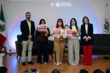 El equipo ganador de Game of Tradux acompañado de Daniel Bustos y de nuestra Rectora.