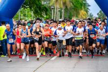 Corredores en la salida, empezando la carrera.