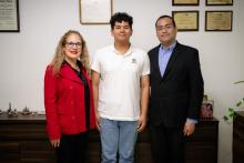 Sebastián Reyes del Toro, acompañado de Rosa María Anaya y Felipe Hernández.