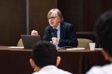 Lic. Jaime Septién exponiendo ante los alumnos de Medicina. Relación médico-enfermo.