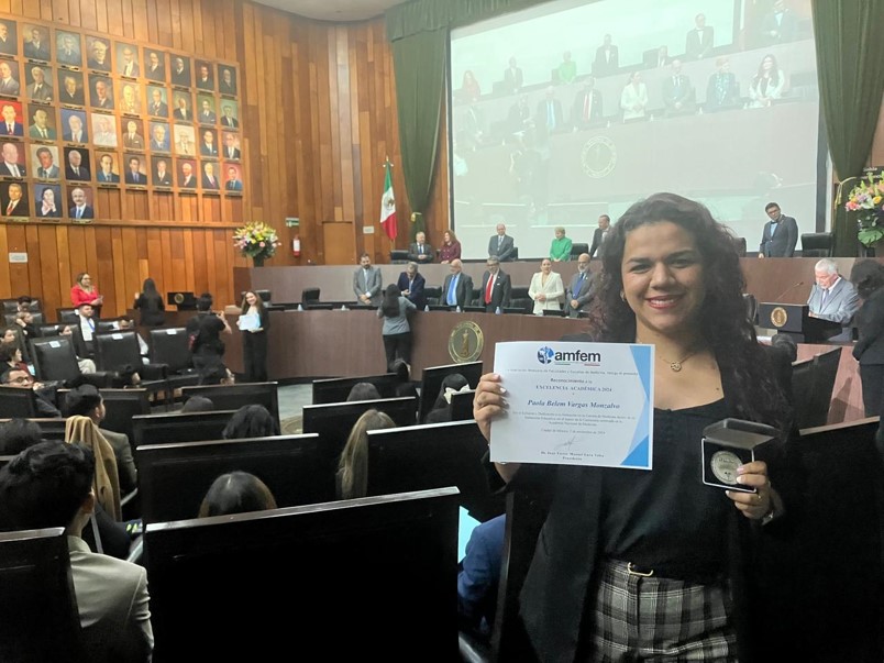 Egresada recibe reconocimiento a la Excelencia Académica AMFEM