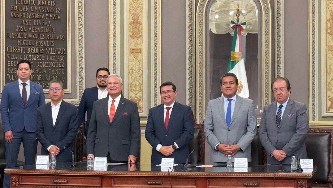 Anáhuac Puebla aporta visión internacional en homenaje a Juárez
