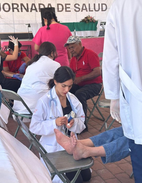 Estudiantes Anáhuac llevan Brigada Médica “Amigo Pie” a pacientes con diabetes