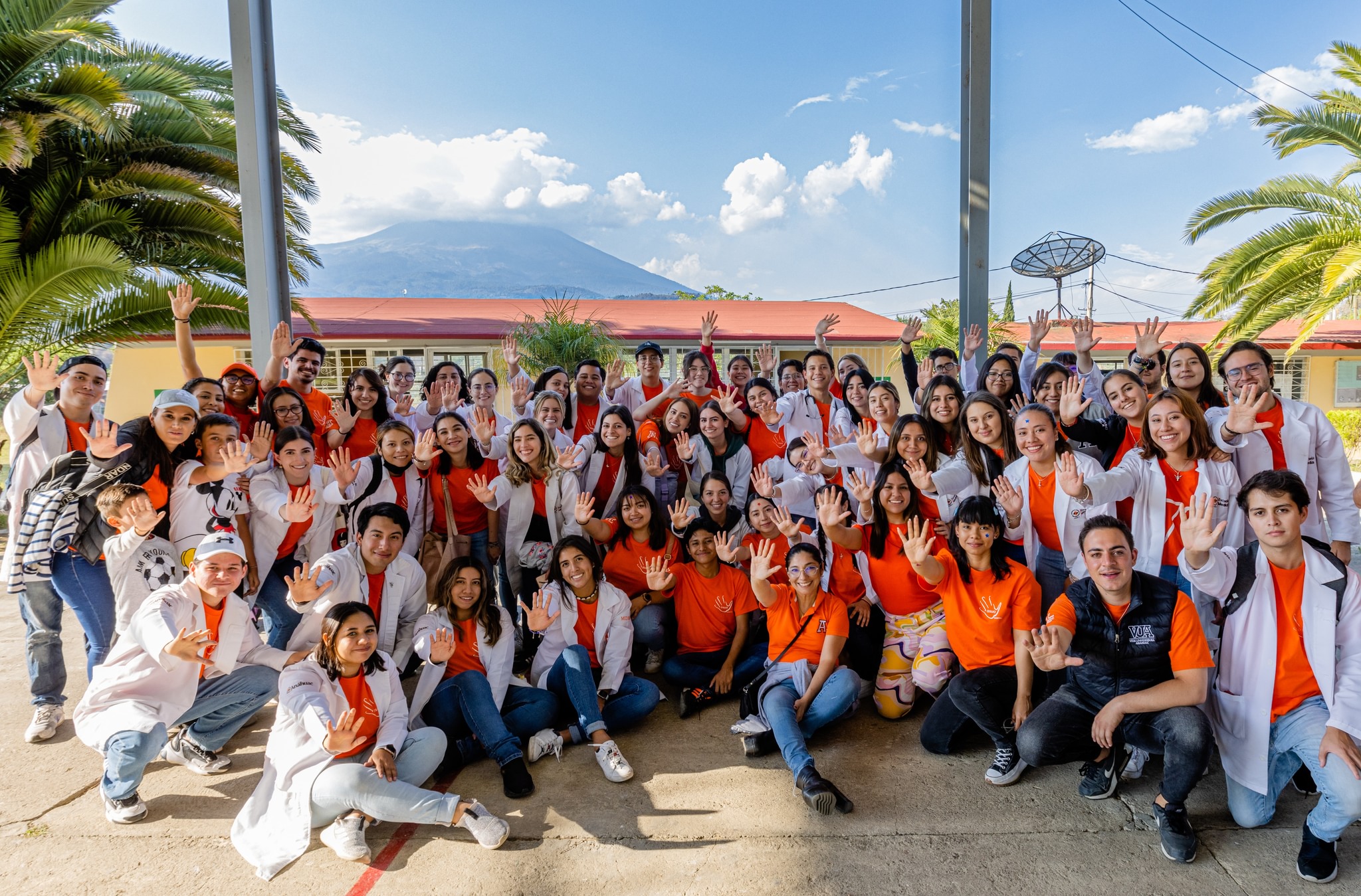 Alumnos de la Anáhuac Puebla se solidarizan con la comunidad de San Miguel Tecuanipa brindando atención médica y nutricional