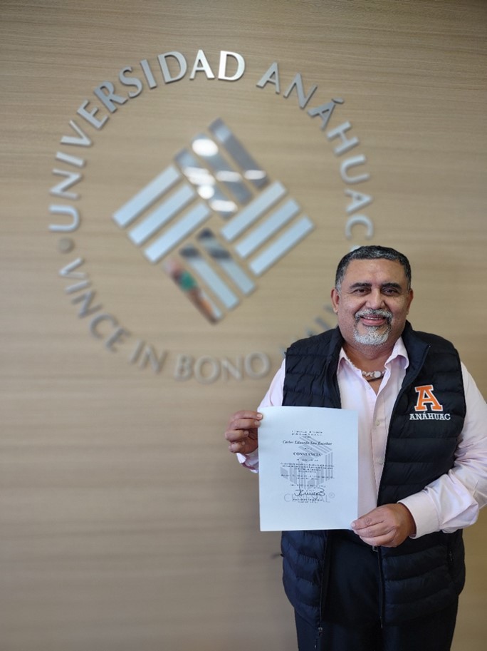 Coordinador de la Anáhuac Puebla recibe reconocimiento del CENEVAL