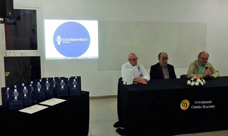 Chef de la Anáhuac Puebla es investido como discípulo de Escoffier