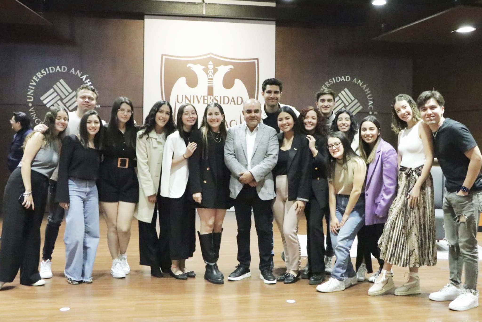 Director de Zignia Live exhorta a estudiantes de la Anáhuac Puebla a perseguir la excelencia en la industria del entretenimiento