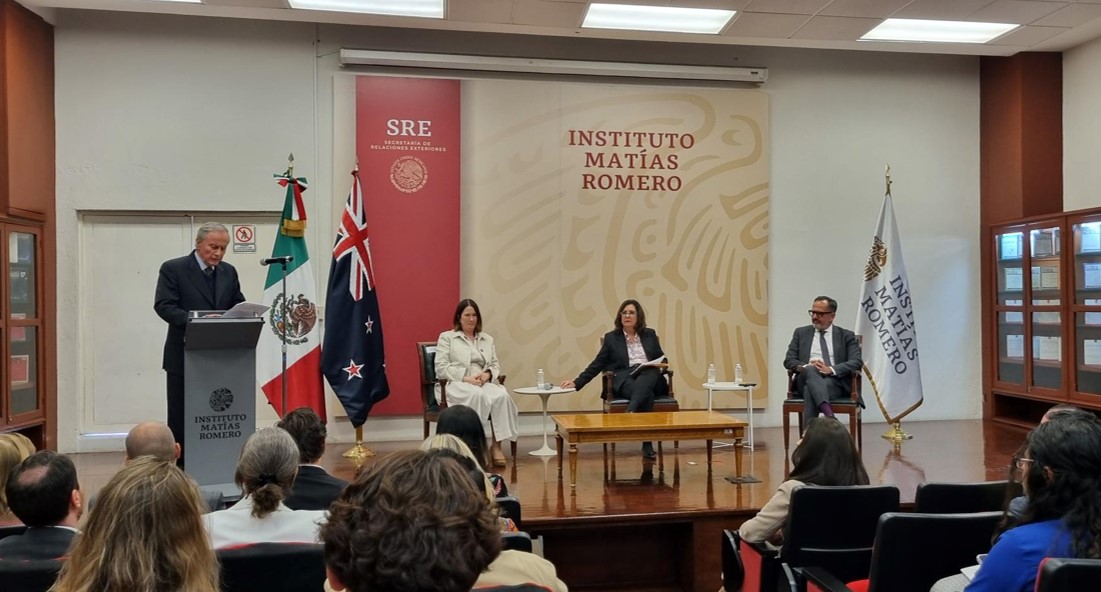 Estudiantes de Anáhuac Puebla analizan los desafíos globales en encuentro con diplomáticos de Ucrania y Nueva Zelanda