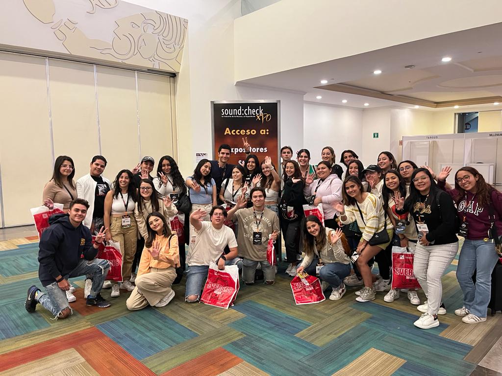 Innovación y tecnología convergen en el entretenimiento con estudiantes de la Anáhuuac Puebla