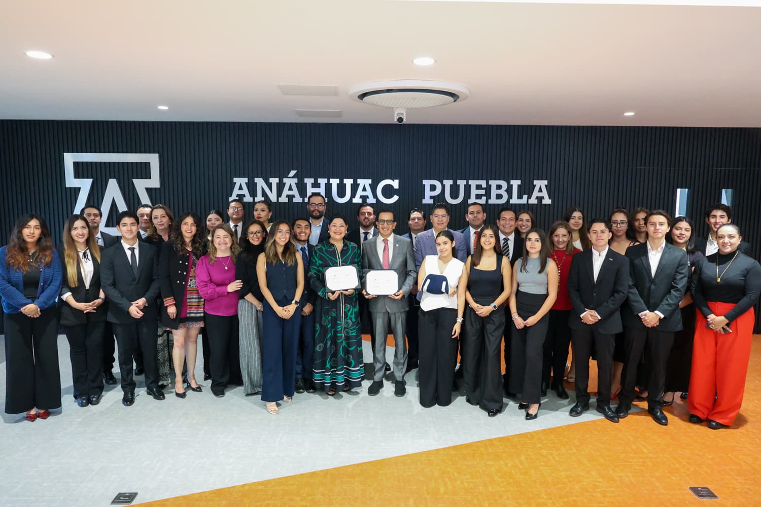 Anáhuac Puebla y Cinco Radio sellan alianza para formar nueva generación de comunicadores