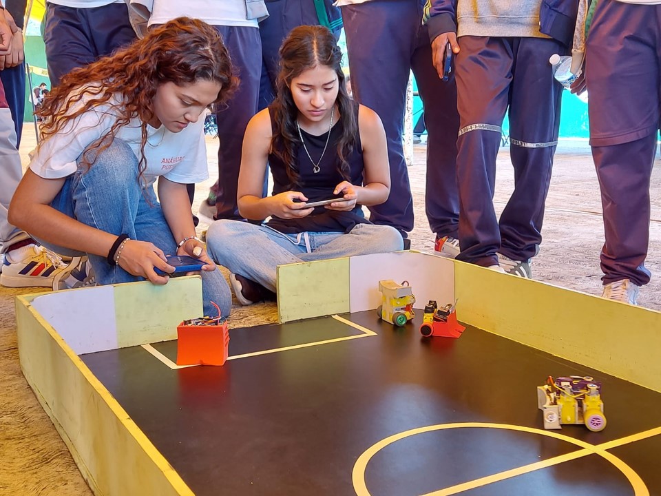 Estudiantes de Anáhuac Puebla desarrollan robots autónomos para competir en el Mundial Futboltron