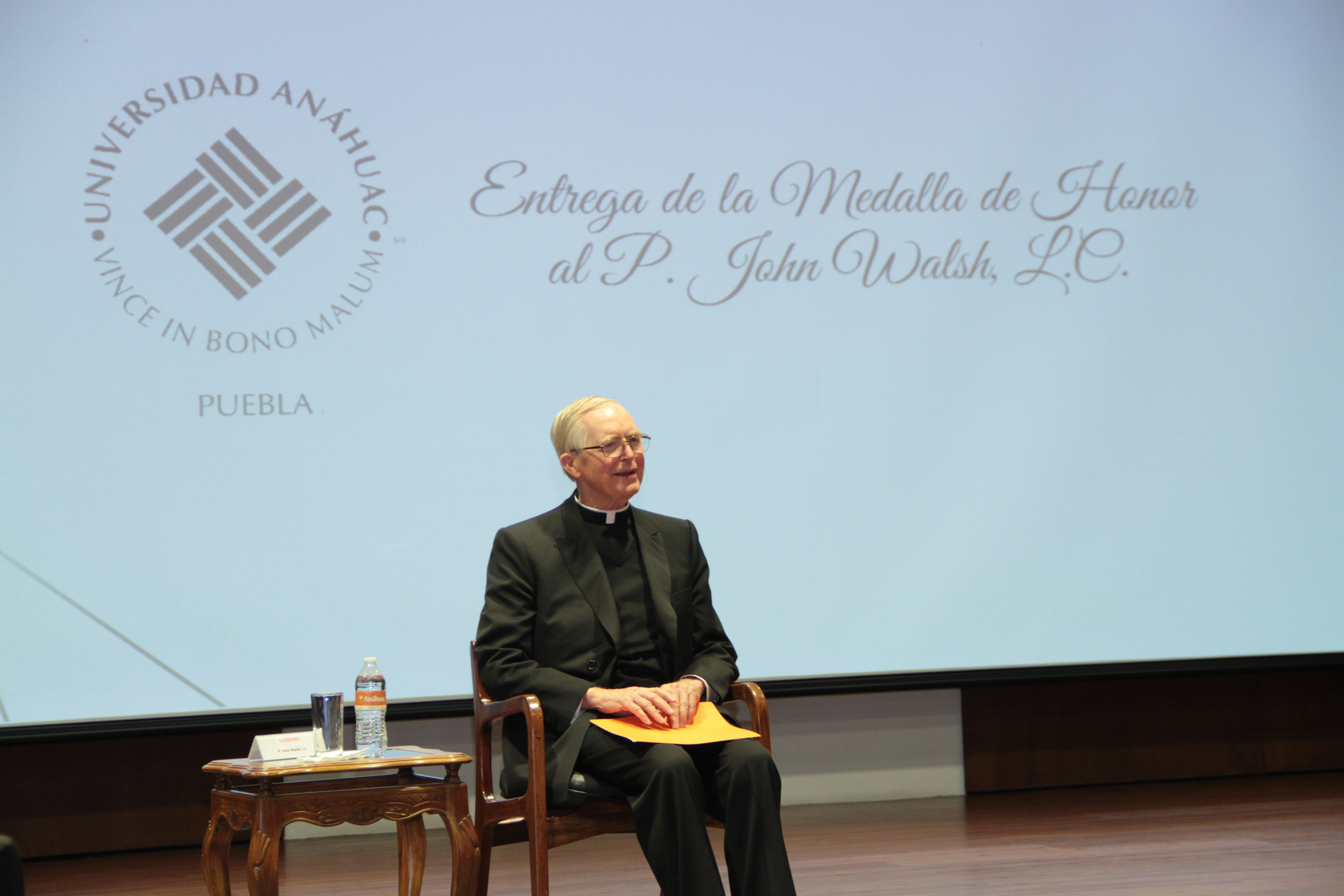 Otorga Anáhuac Puebla Medalla de Honor al Padre John Walsh