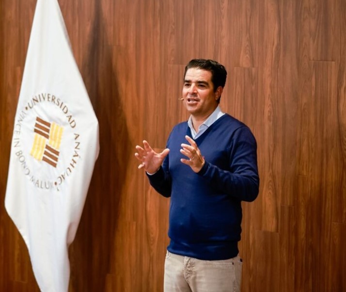 Viviendo el deporte olímpico; el jinete Nicolás Pizarro comparte con estudiantes de la Anáhuac Puebla