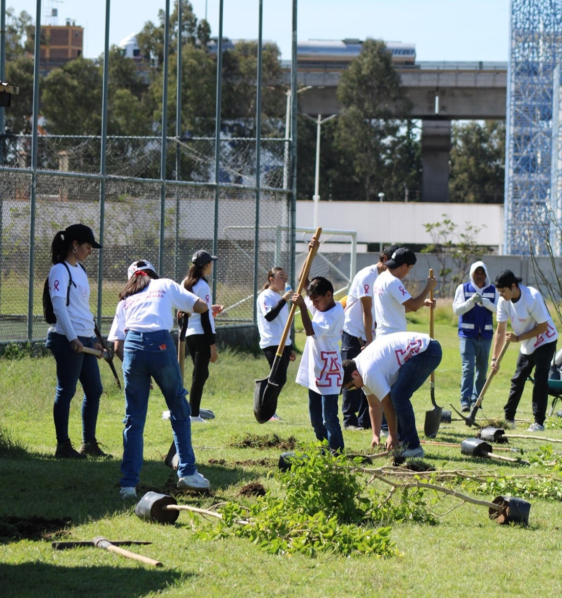 Anáhuac Puebla realiza jornada de reforestación en colaboración con Colegio Mano Amiga