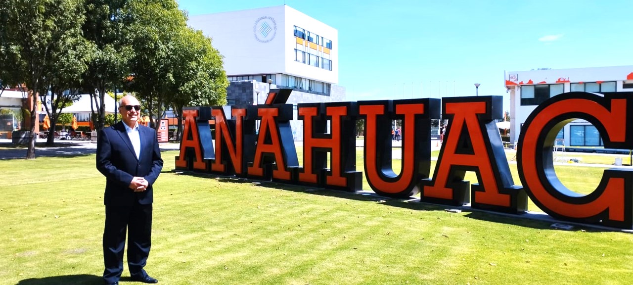 Fellow de la Sociedad de Actuarios Carlos Arocha visita la Anáhuac Puebla