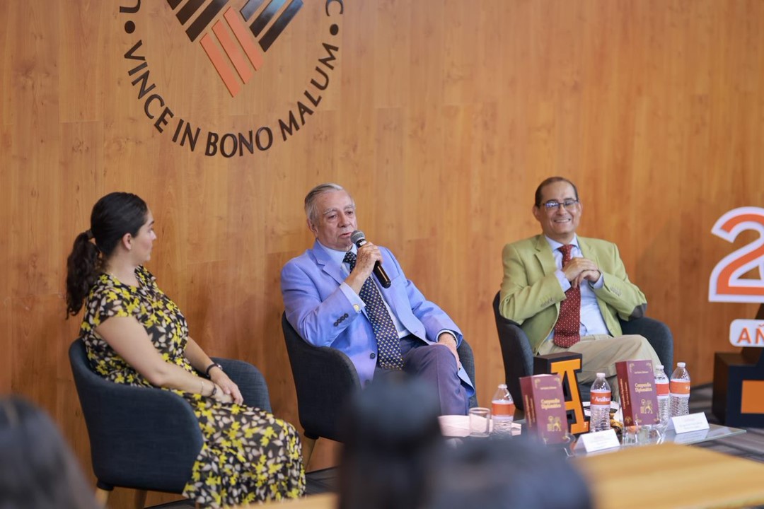 Alumnos de la Anáhuac Puebla comparten con Luis García y Erdmann en la presentación del libro “Compendio Diplomático”