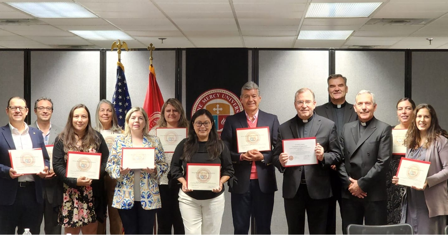 Anáhuac Puebla celebra graduación de la Coordinadora de la Escuela de Psicología de la primera generación del curso “HELPING PEOPLE FLOURISH” en la Divine Mercy University
