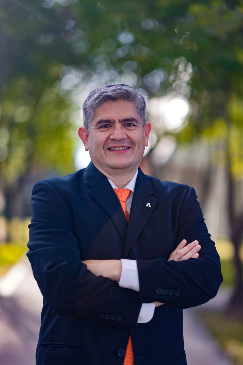 Doctor de la Anáhuac Puebla imparte ponencia en congreso de investigación financiera del IMEF