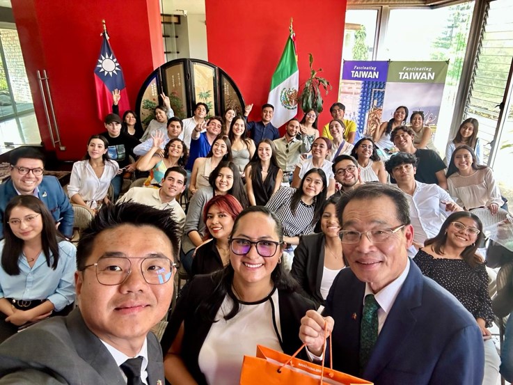 Embajador de taiwan y alumnos de la Anánhuac Puebla