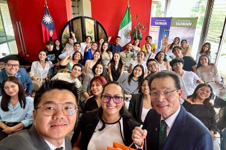 Embajador de taiwan y alumnos de la Anánhuac Puebla