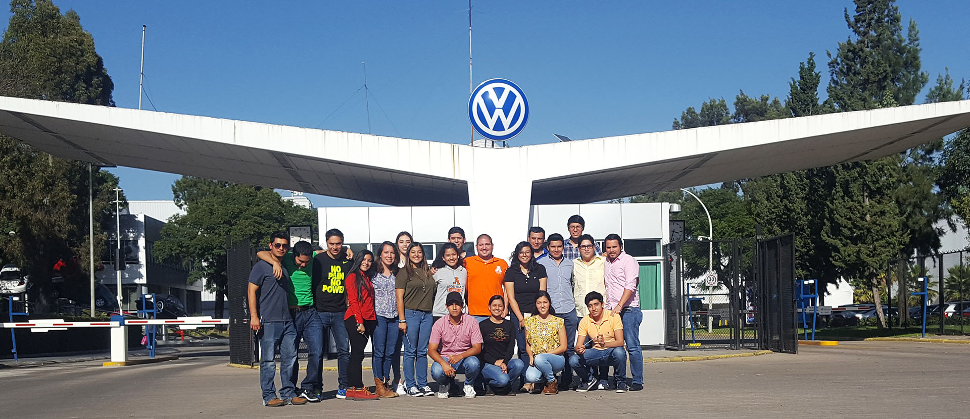 Alumnos de la Escuela de Ingeniería visitan la planta VW de Puebla