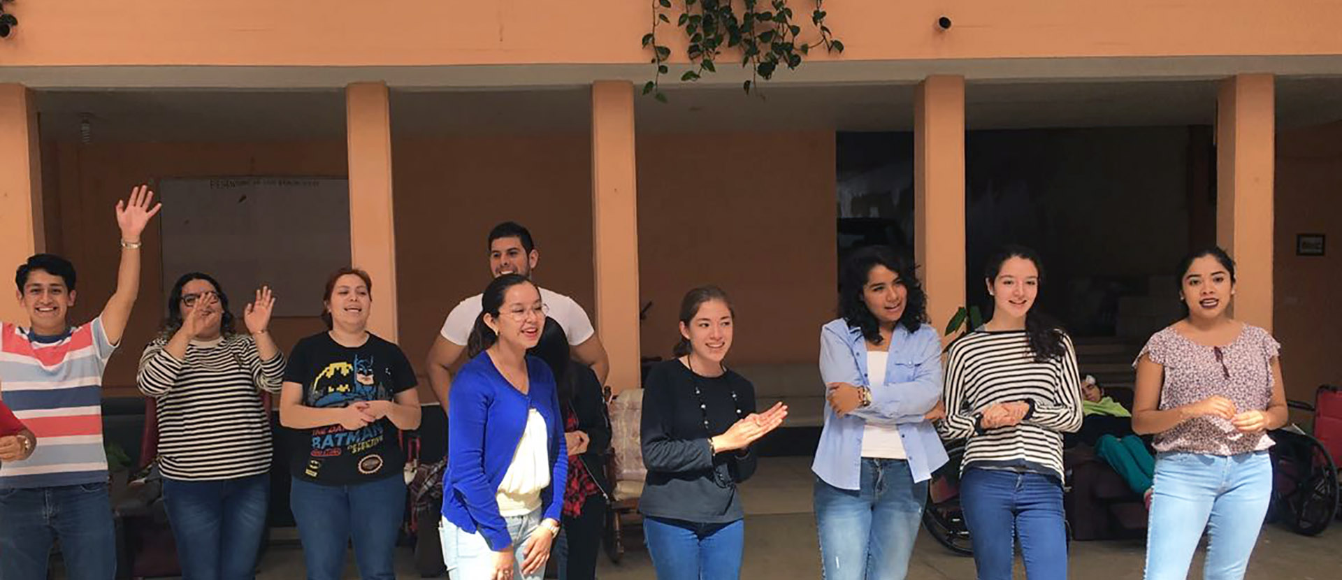 Alumnos de Psicología visitan el Asilo de Cáritas Xalapa