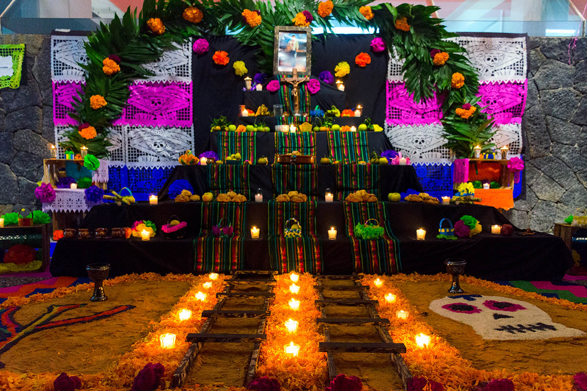 17 / 28 - Tradición y Recuerdos en la Celebración de Día de Muertos