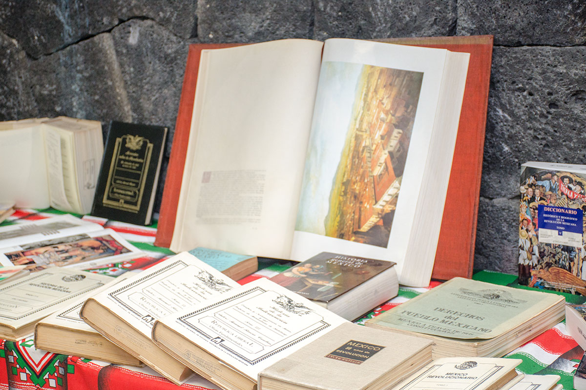 1 / 4 - Muestra Bibliográfica de la Revolución Mexicana 1 / 4 - Muestra Bibliográfica de la Revolución Mexicana