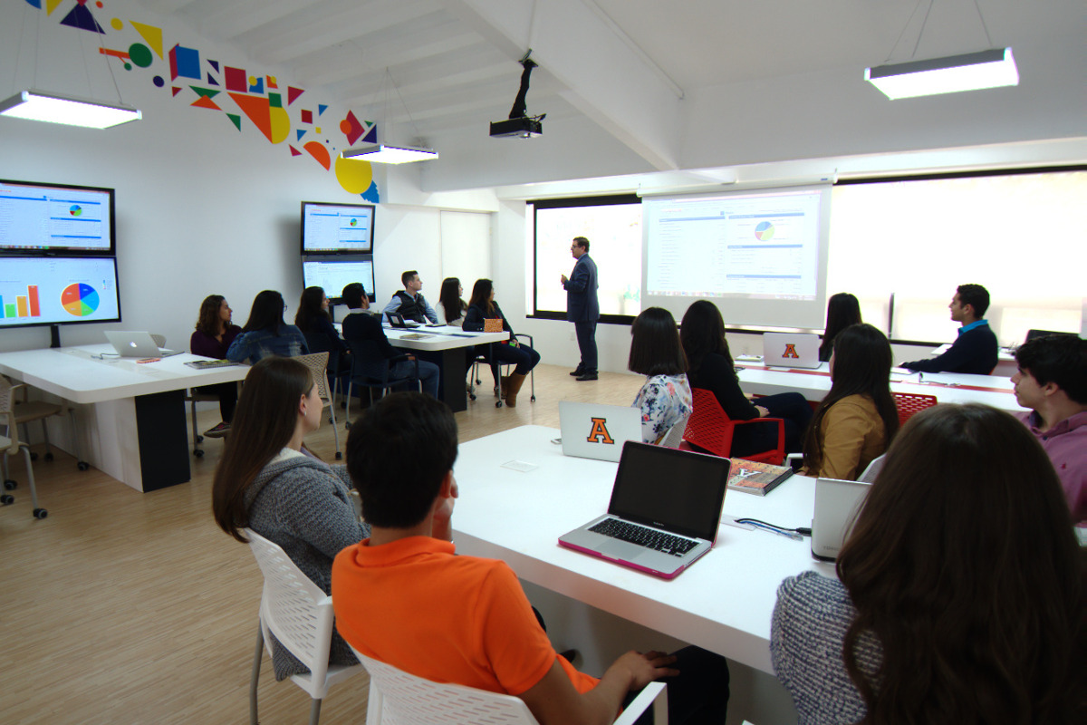 2 / 8 - Management &amp; Innovation Center