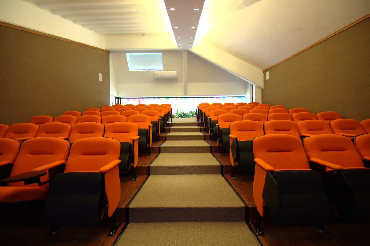 4 / 8 - Management &amp; Innovation Center