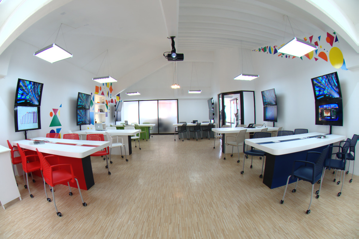 3 / 8 - Management &amp; Innovation Center
