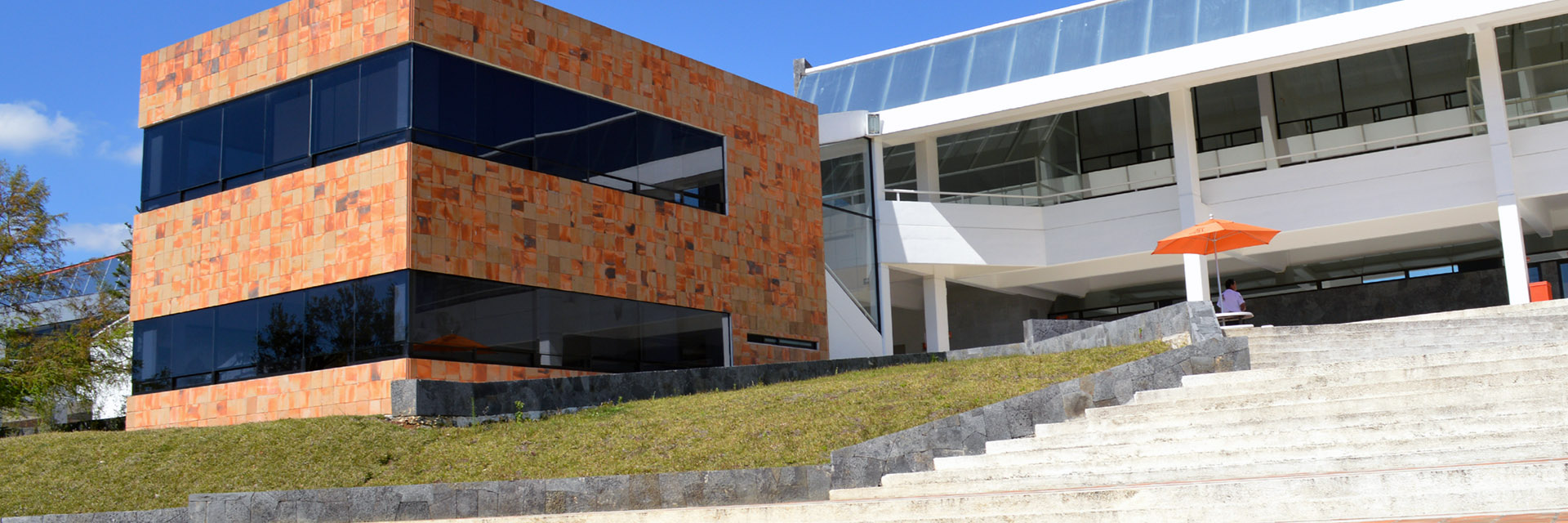 2012 / Se inaugura el tercer edificio.