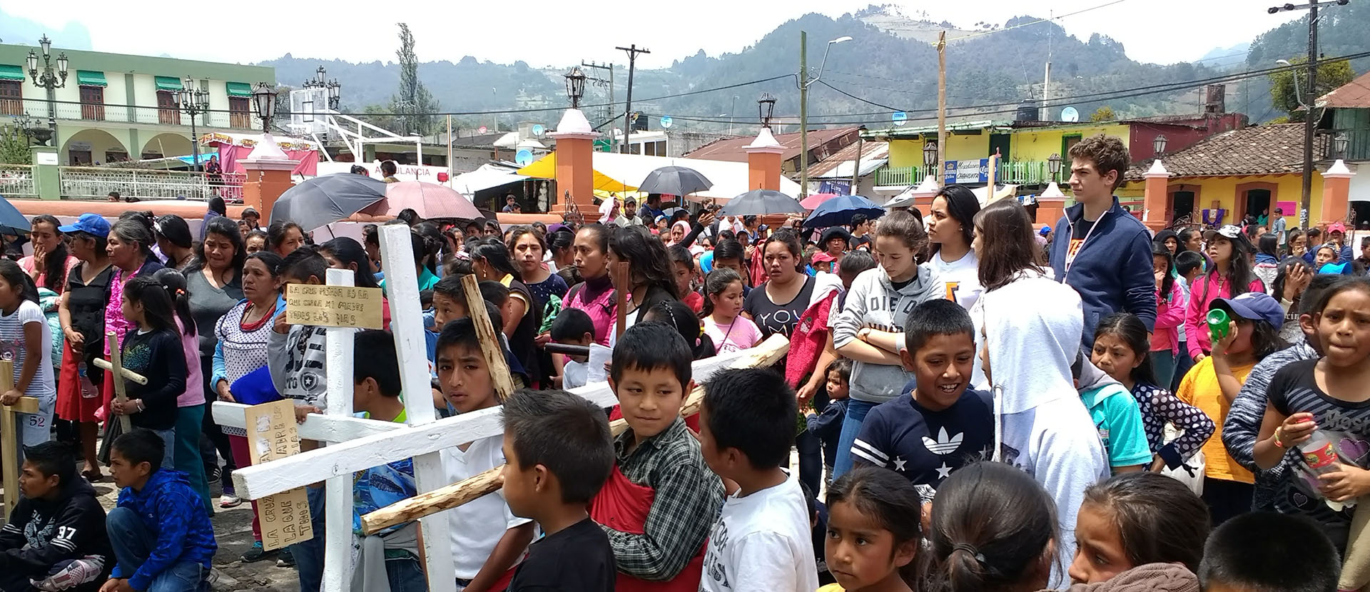 Entrega de juguetes en la comunidad de Ayahualulco