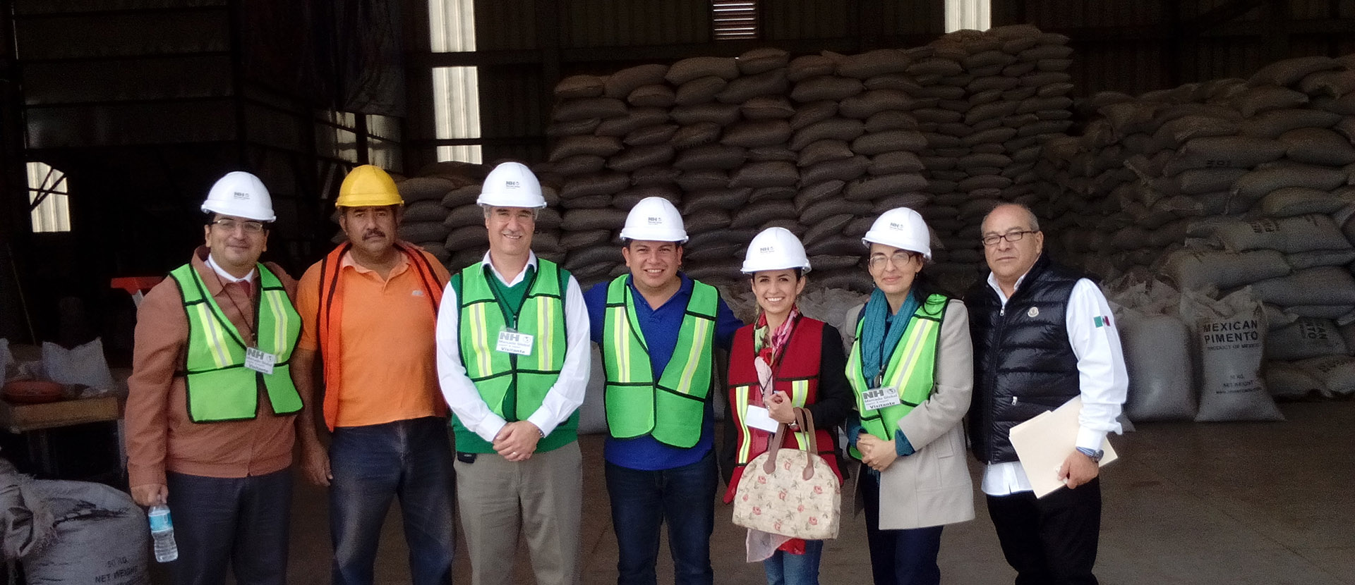 Autoridades de Negocios Internacionales visitan NH Mercado Global