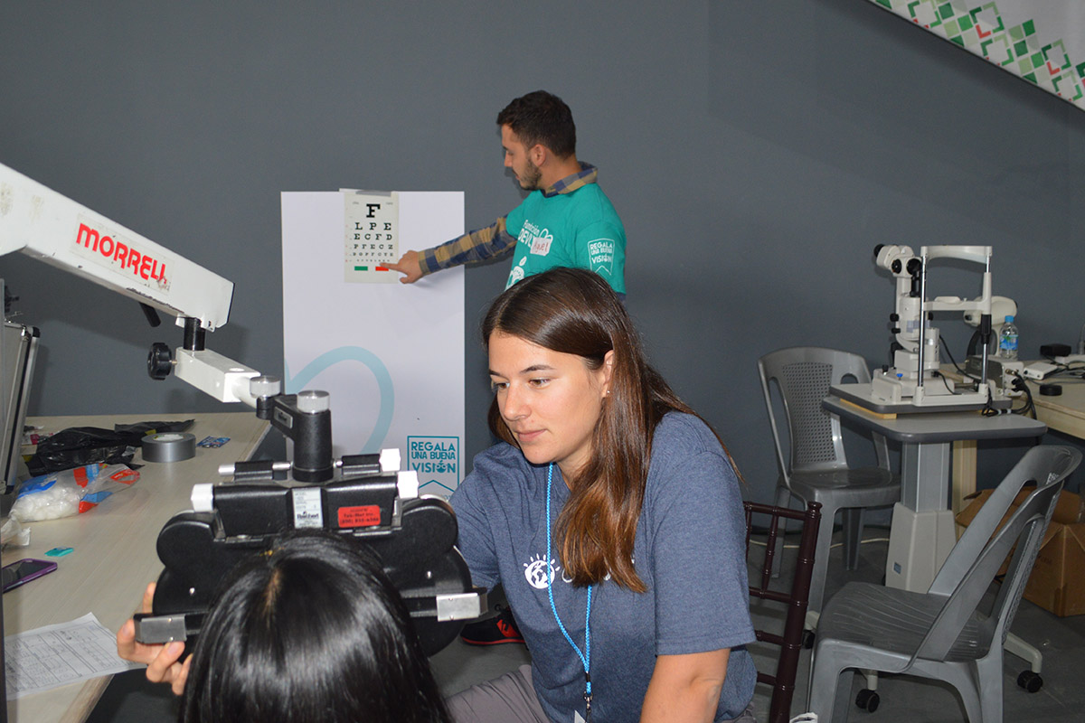 3 / 4 - ASUA y Regala una Visión entregaron más de 6,400 lentes