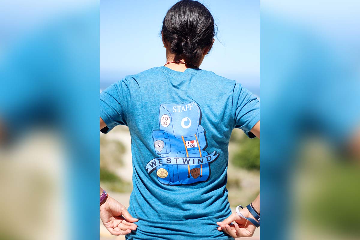 5 / 5 - Uniforme oficial de los colaboradores del Camp Westwind. 5 / 5 - Uniforme oficial de los colaboradores del Camp Westwind.