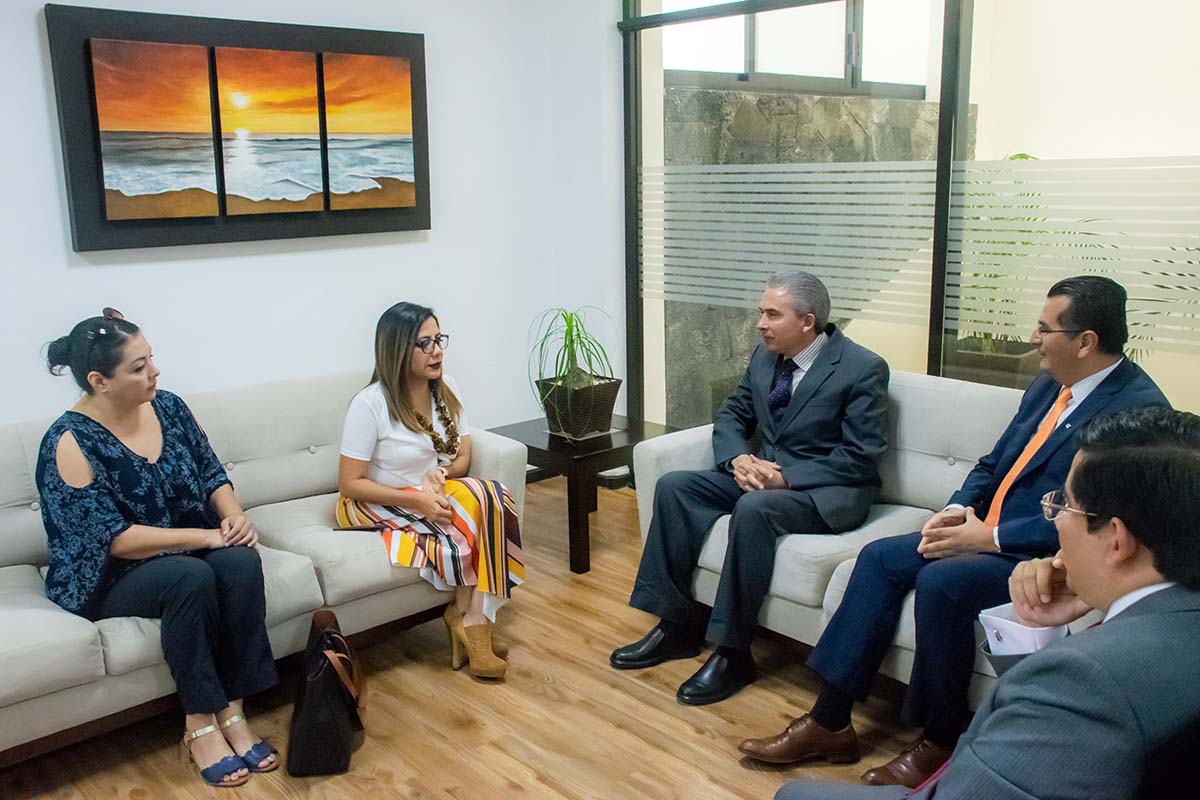 3 / 8 - Reunión de la Lic. Lorena Piñón Rivera con el Dr. Luis Linares Romero y autoridades