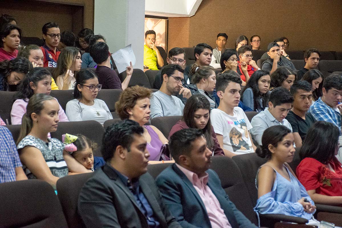 3 / 7 - Alumnos de nuevo ingreso de la Escuela de Economía y Negocios. 3 / 7 - Alumnos de nuevo ingreso de la Escuela de Economía y Negocios.