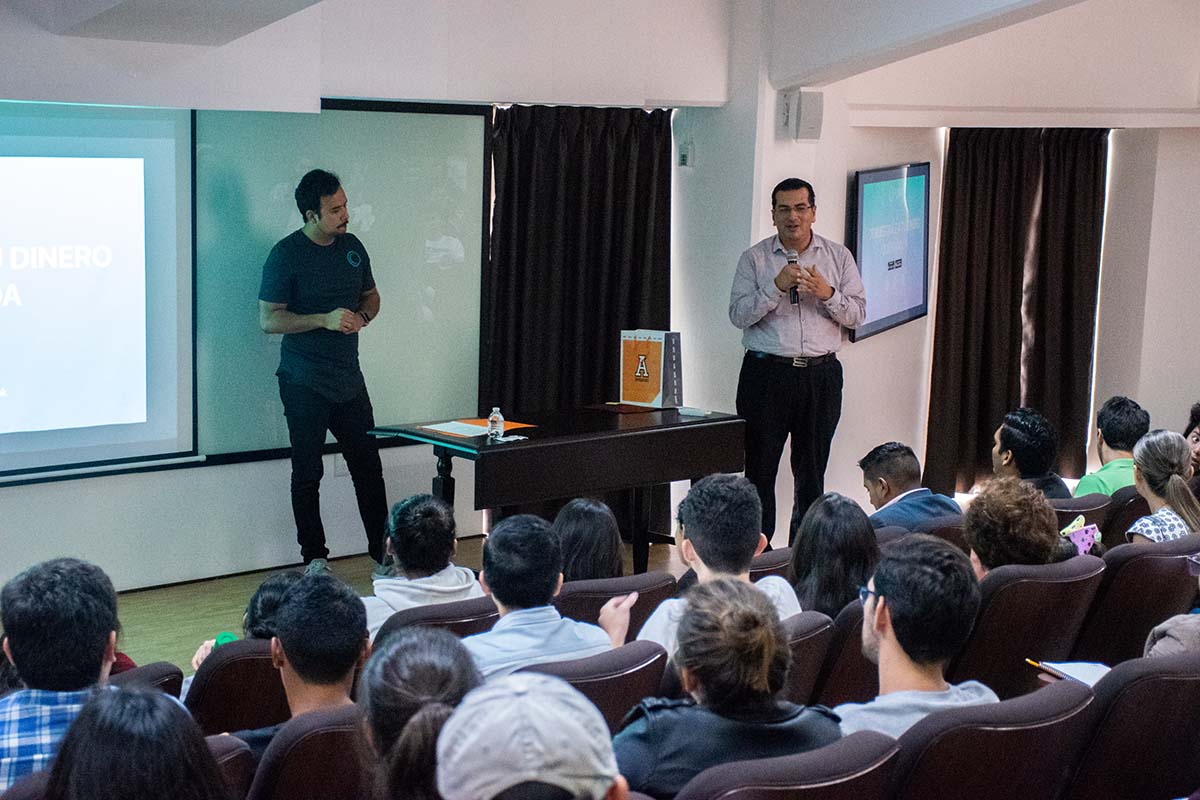 4 / 7 - Sergio Jiménez Amozorrutia y Omar Torres Fernández, director de Innova Anáhuac. 4 / 7 - Sergio Jiménez Amozorrutia y Omar Torres Fernández, director de Innova Anáhuac.