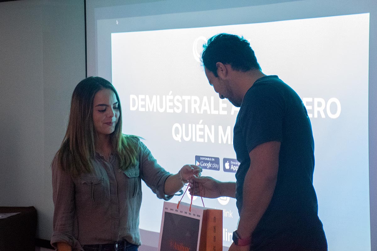 6 / 7 - Entrega de un presente Anáhuac a Sergio Jiménez Amozorrutia. 6 / 7 - Entrega de un presente Anáhuac a Sergio Jiménez Amozorrutia.