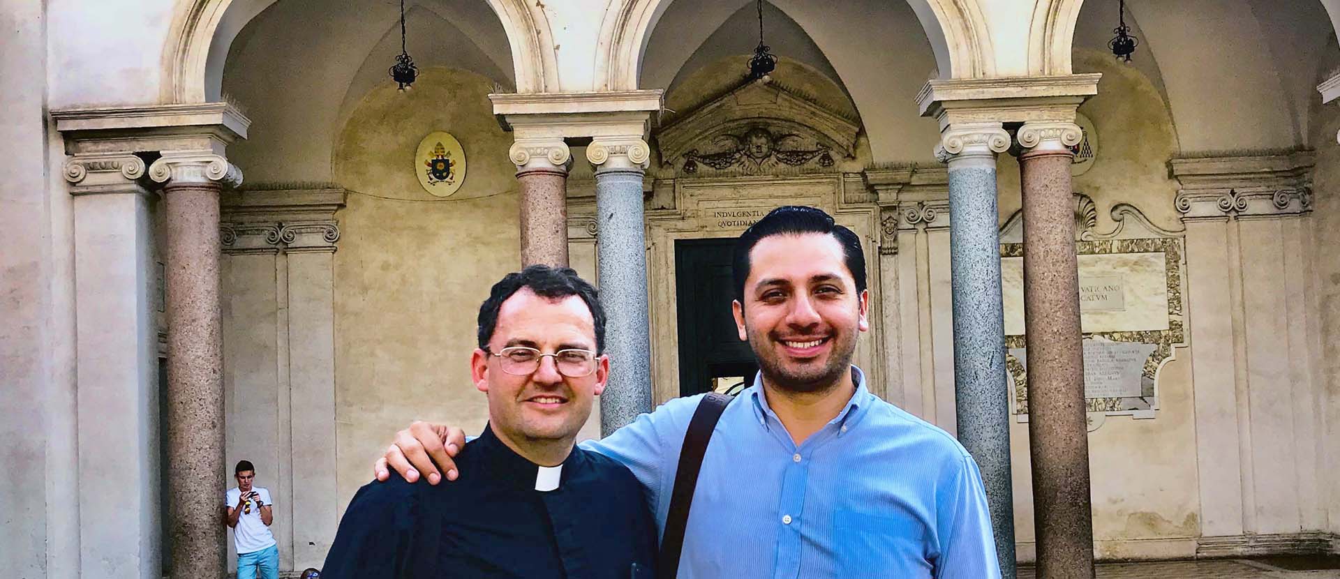Coordinador de Mercadotecnia participa en curso en Italia