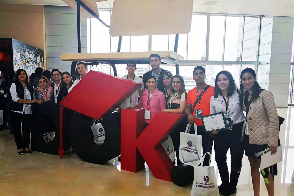 1 / 3 - Coordinadores y alumnos de la Escuela de Economía y Negocios. 1 / 3 - Coordinadores y alumnos de la Escuela de Economía y Negocios.